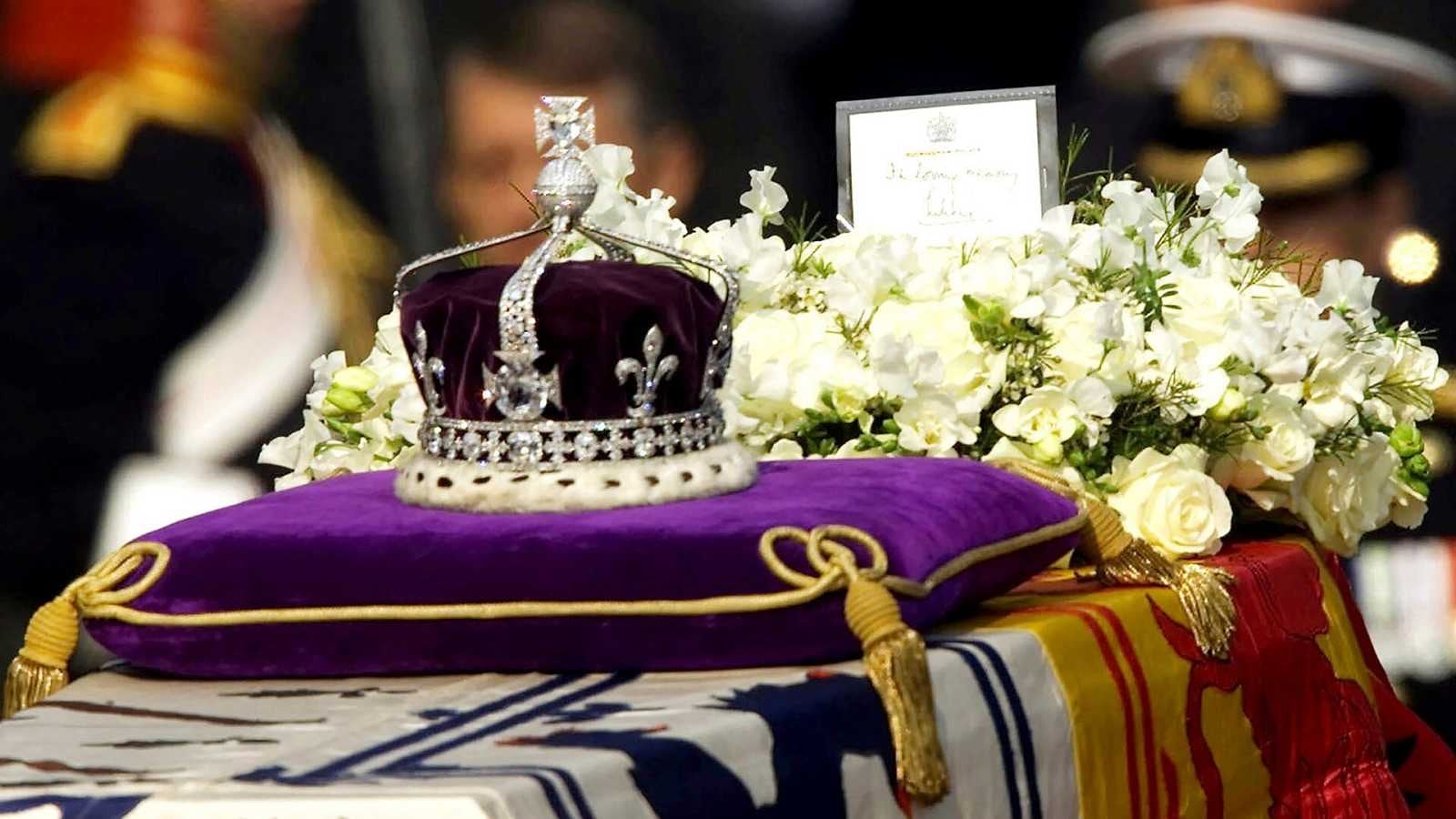 Féretro de la reina Isabel ll sale de Saint Giles