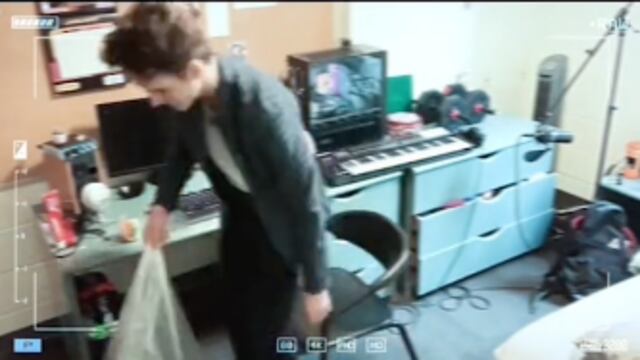 Joven drogado entra a su cuarto y se pone a limpiar