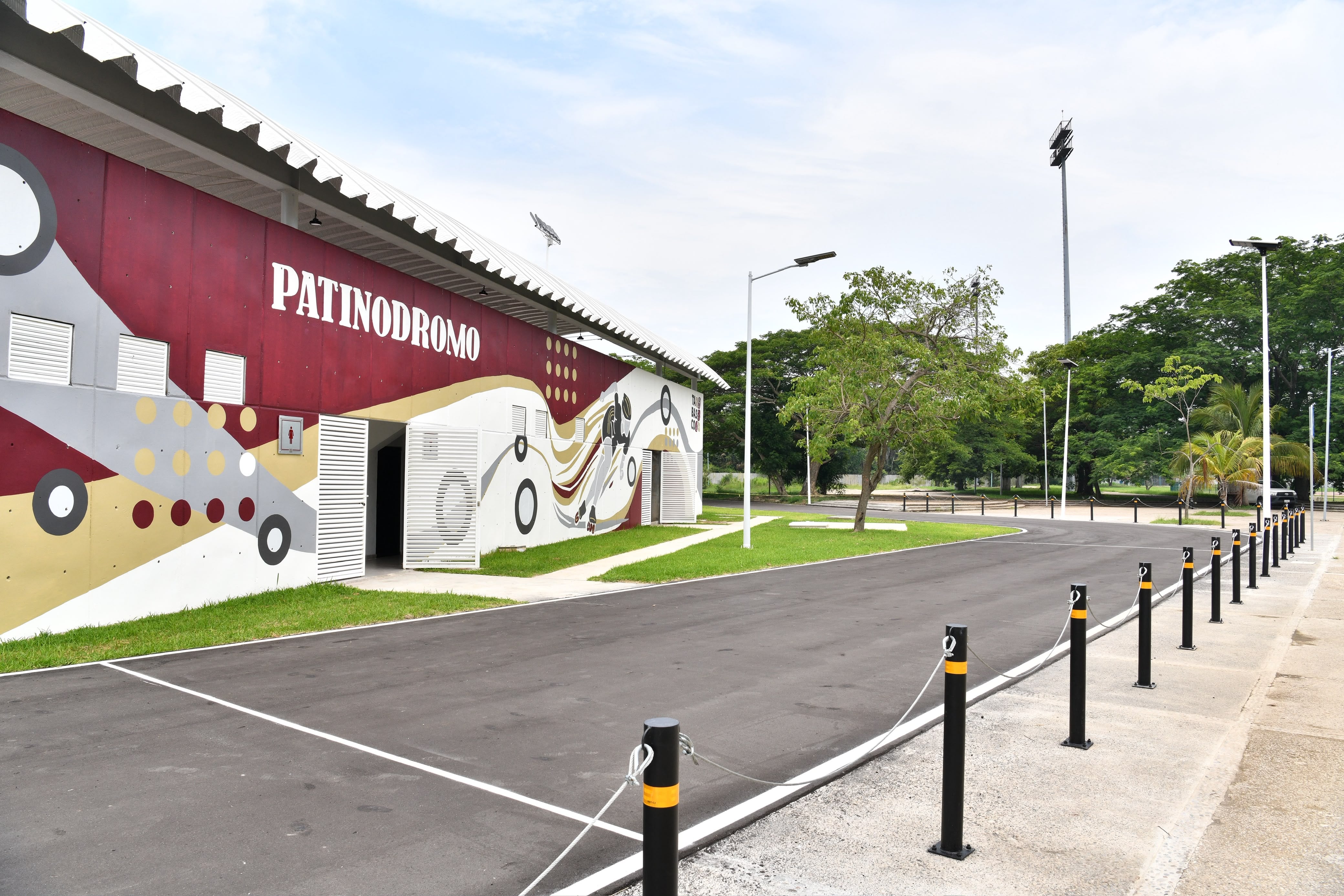 Javier May inaugura patinódromo certificado por Conade en Tabasco con competencia regional.