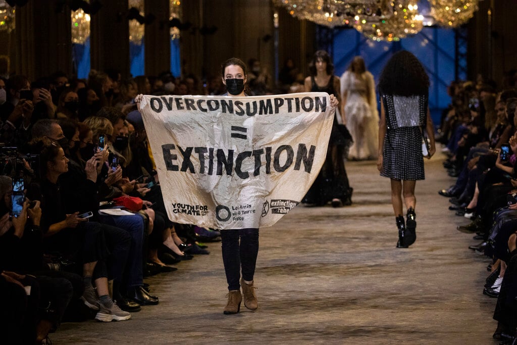 Activistas se manifiestan en desfile de Louis Vuitton