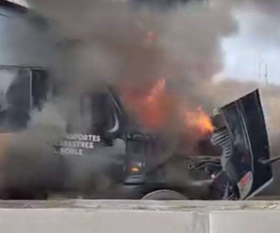Bomberos atienden un incendio a la altura de La Quebrada