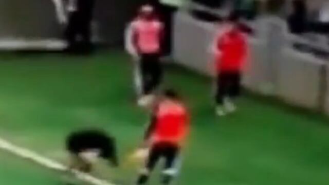 VIDEO: Juez de línea choca contra suplente durante el Kazajistán-Letonia