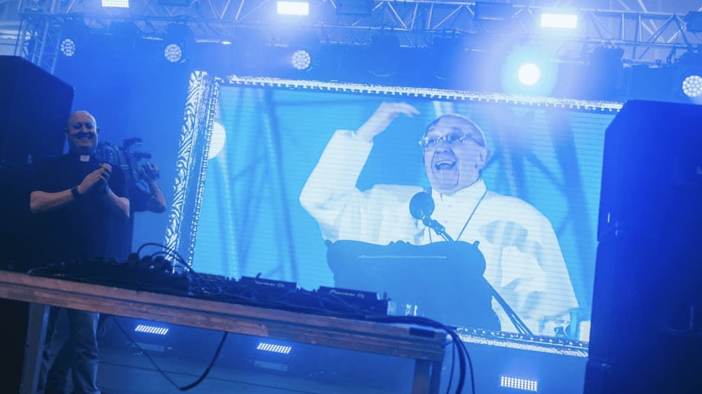 ¿Quién es el Padre Guilherme? El sacerdote da misa como fiesta rave y con música techno