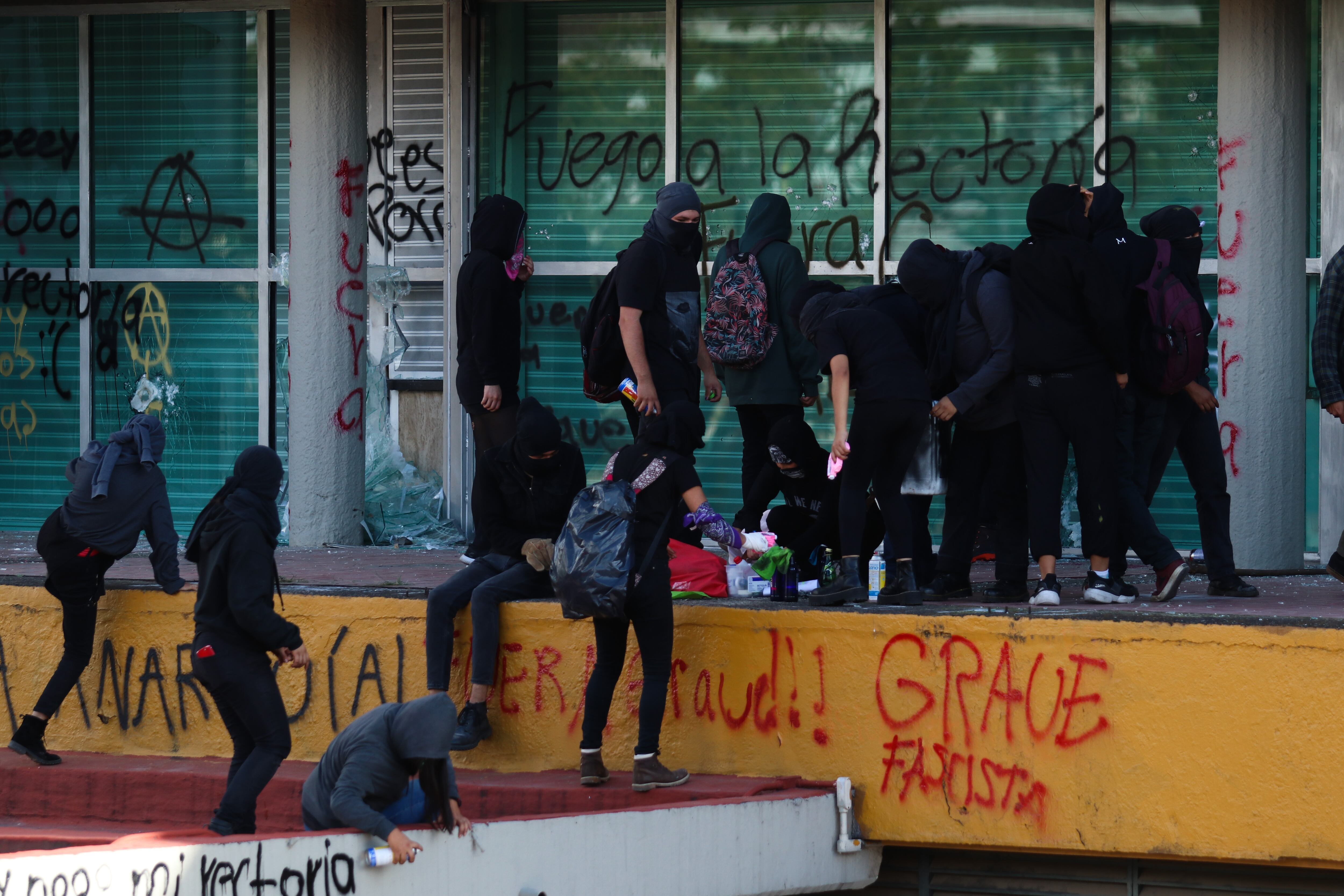 Encapuchados dañan en CU.