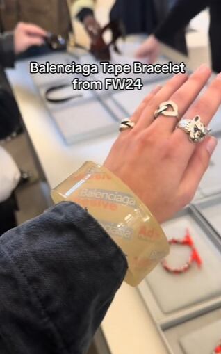 Diurex como pulsera que vende Balenciaga