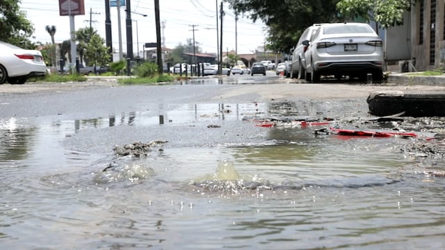 José Quiroga, encargado del despacho de la Presidencia Municipal de Escobedo, atendió las demandas de habitantes afectados por fugas de aguas negras.