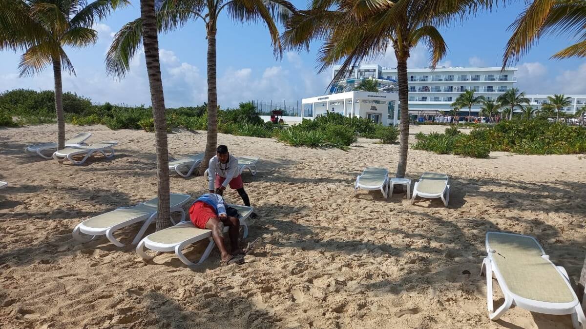 Balean a 2 personas en la playa de Isla Mujeres