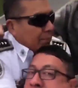Policía agrediendo a fan de Poncho de Nigris en La Casa de los Famosos México