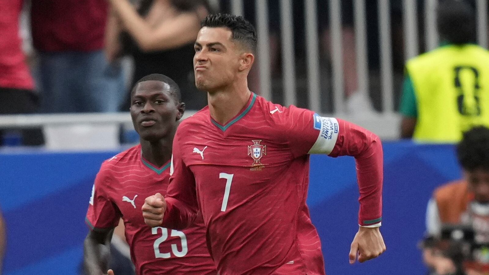 Cristiano Ronaldo brilla y acerca a Portugal a la clasificación