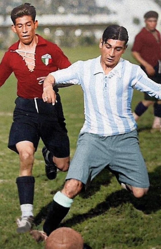 Felipe "El Diente" López disputa un balón con el argentino Francisco Varallo y al fondo de ve a Juan "El Trompo" Carreño.