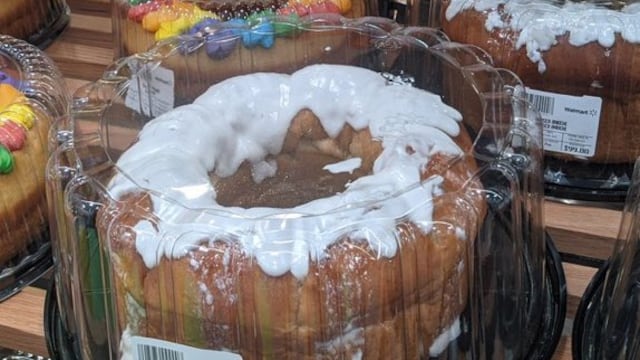 Tunden a Walmart por celebrar con rosca glaseada, el Mes del Orgullo
