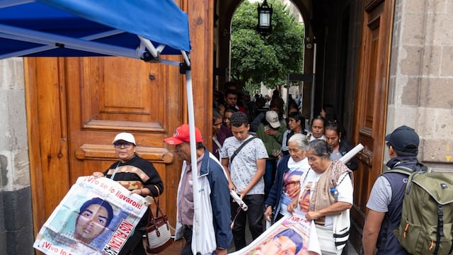 Gobierno de México recibe a madres y padres de normalistas desaparecidos.