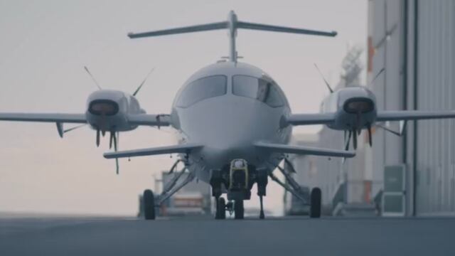 El robot HyQReal remolcando un avión.