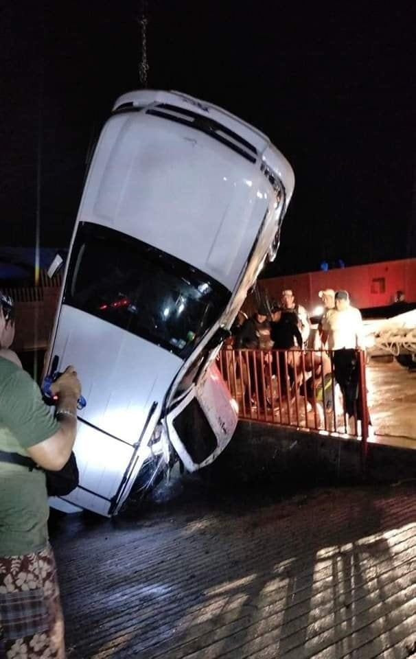 Un total de 7 jóvenes murieron ahogados al interior de una camioneta tras caer al río en Coatzacoalcos, Veracruz