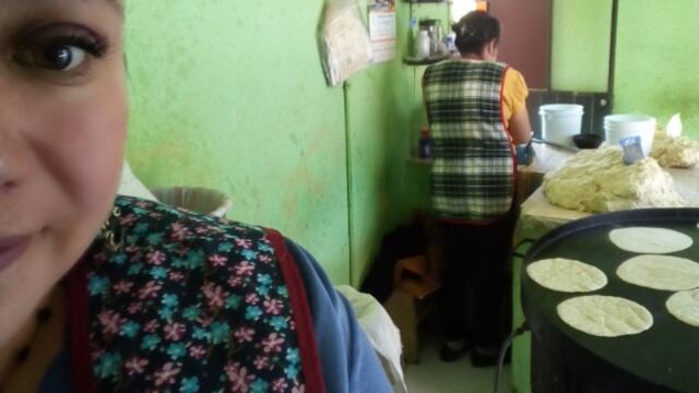 Orgullosa de hacer tortillas.