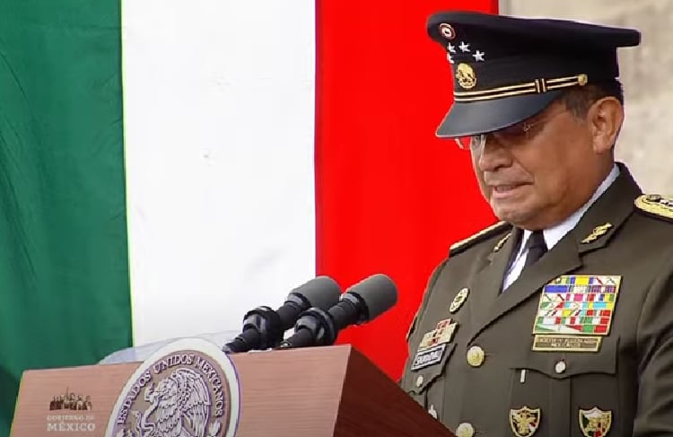 Luis Crescencio Sandoval sube al podio; reitera lealtad de Fuerzas Armadas y Guardia Nacional a la Constitución