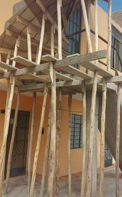 Albañiles construyeron una escalera sin salida