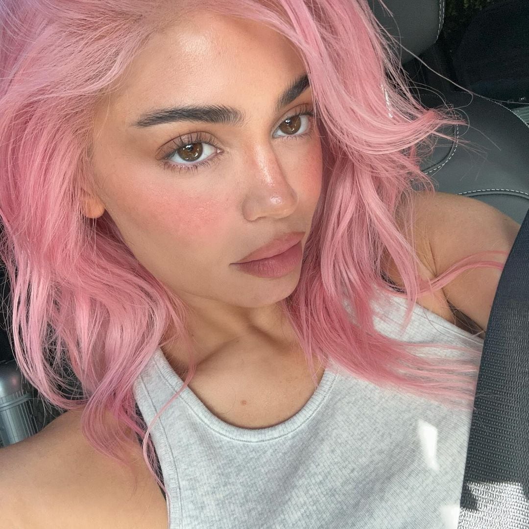 Kylie Jenner se tiñe el cabello de rosa y fans de Karol G le dicen que está copiando su estilo