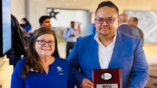 Docente de la BUAP obtiene el reconocimiento Outstanding Faculty Advisor Award por su liderazgo académico