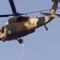 Talibanes cuelgan a hombre de un helicóptero en Afganistán