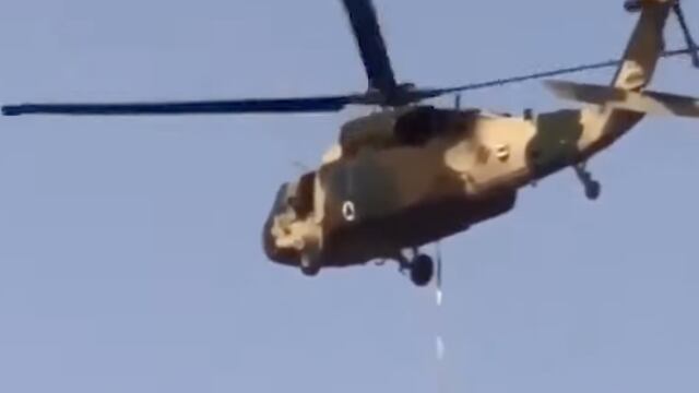 Talibanes cuelgan a hombre