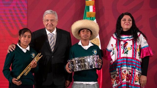 El presidente y la secretaria de Cultura posan con algunos de los beneficiarios