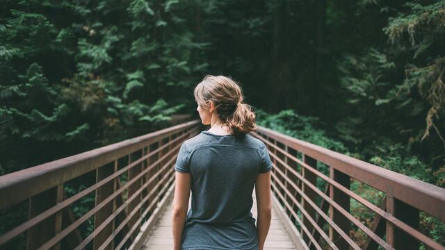 Mujer sobrevivió comiendo musgo y pasto