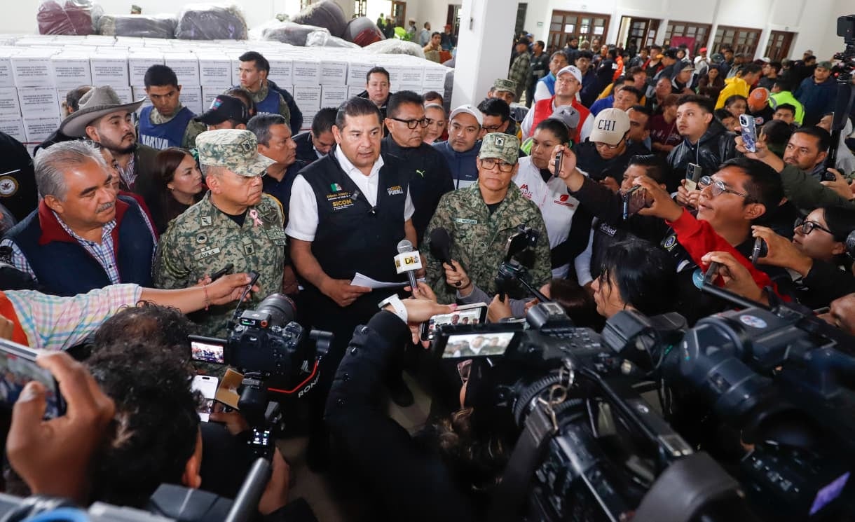 Gobierno de Puebla, Defensa y CFE trabajan para atender a las 30 mil personas afectadas