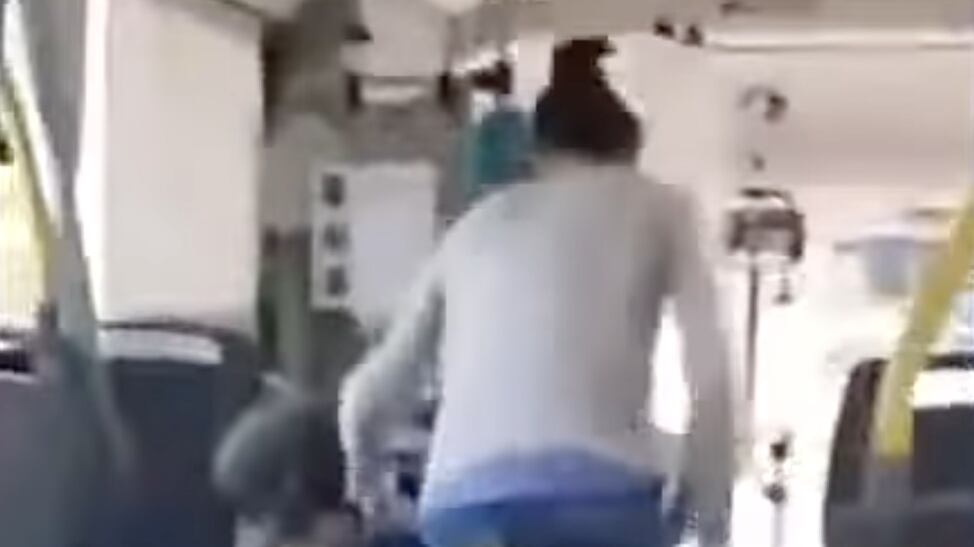 Reconoce a su violador en el autobús y lo baja a golpes