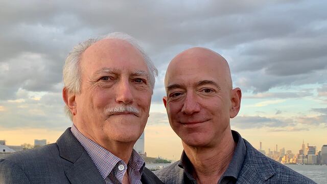 Jeff Bezos y su padre Mike Bezos