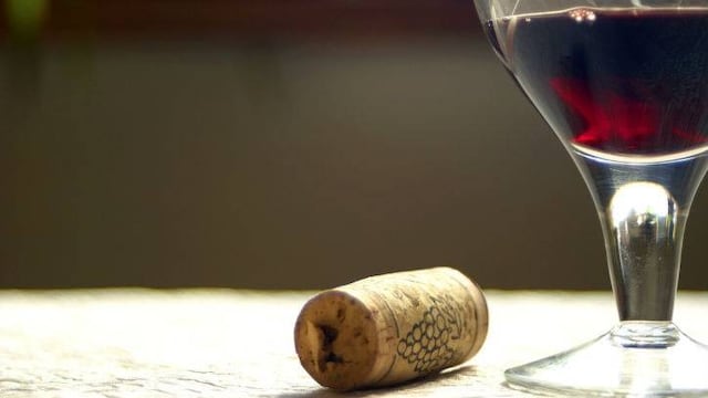 Una copa al día de vino tinto, por salud.
