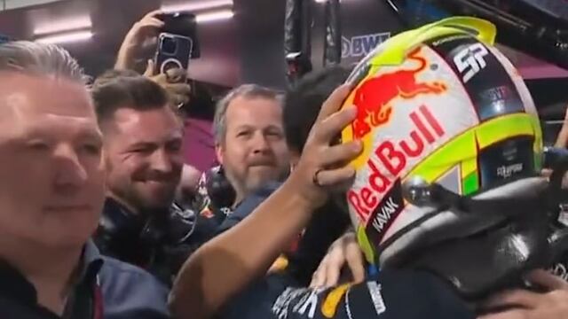 Checo Pérez puso incómodo al papá de Max Verstappen con su victoria en el GP de Arabia Saudita.