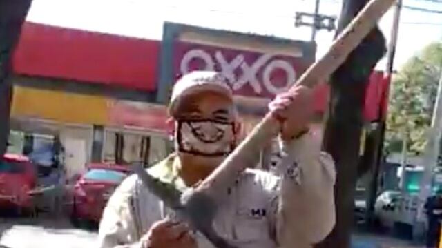 Trabajador de limpieza burlándose del CJNG