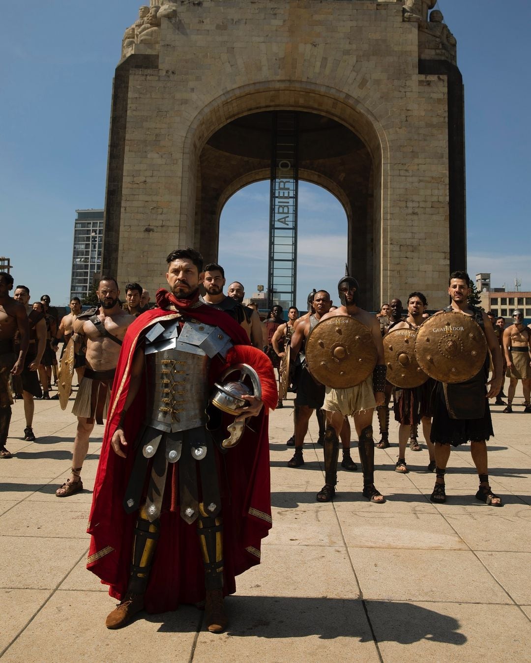 Oribe Peralta encabeza el desfile por el estreno de la película Gladiador II.