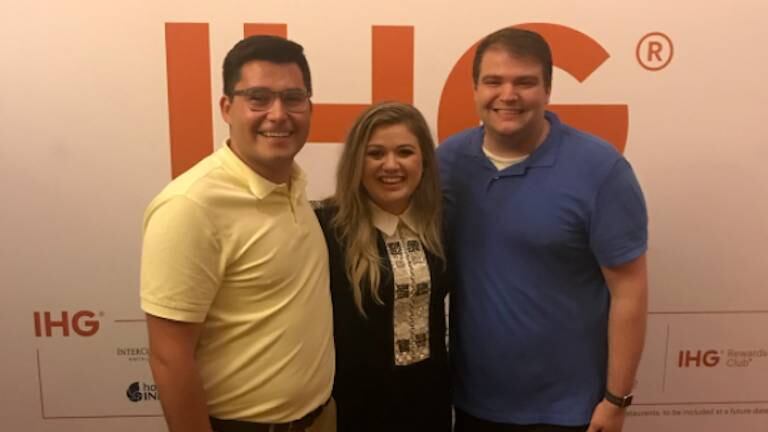 VIDEO: Pareja se compromete frente a Kelly Clarkson