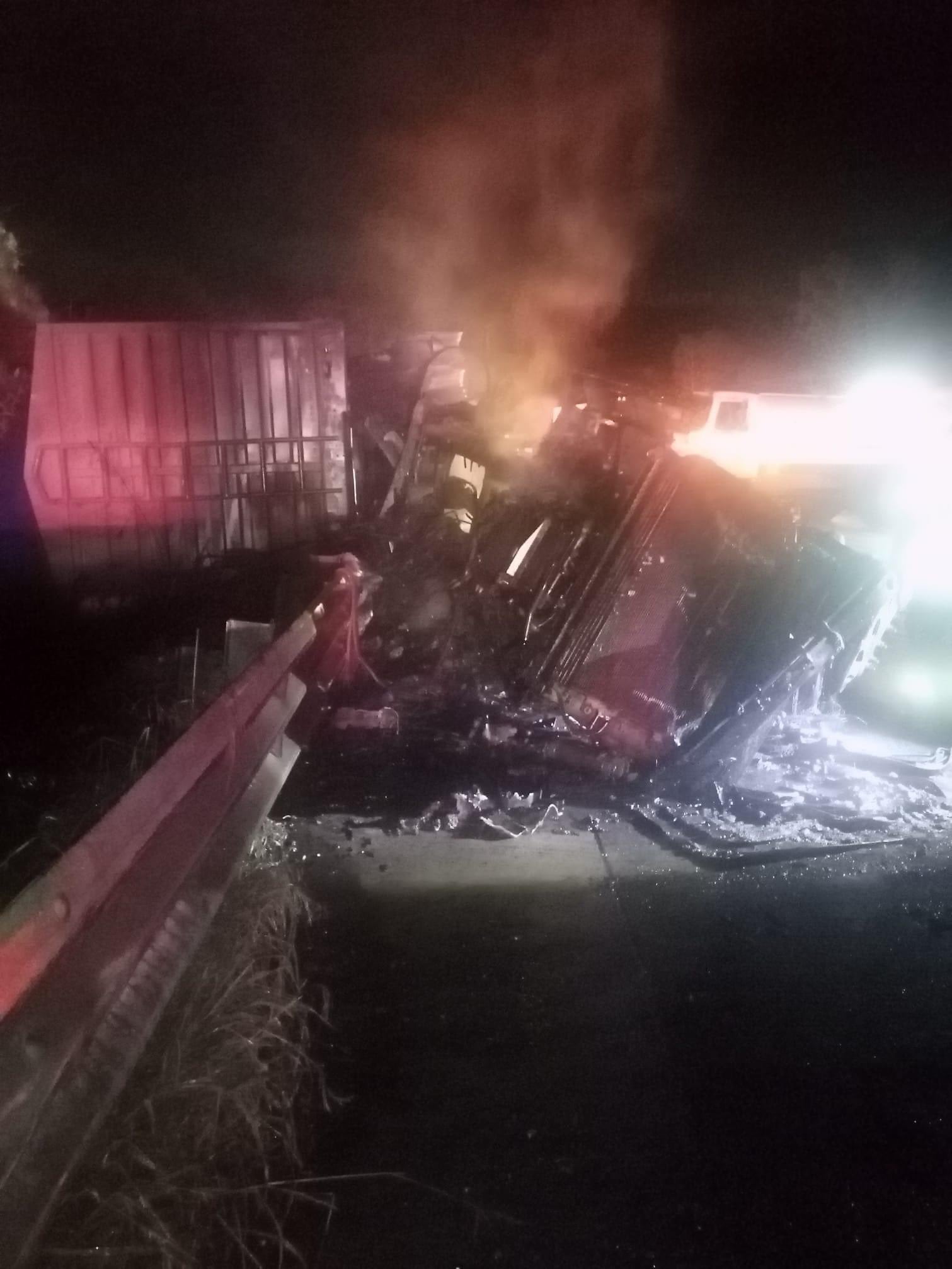 Volcadura de tráiler provoca incendio a autos cercanos y cierre de circulación en México-Querétaro