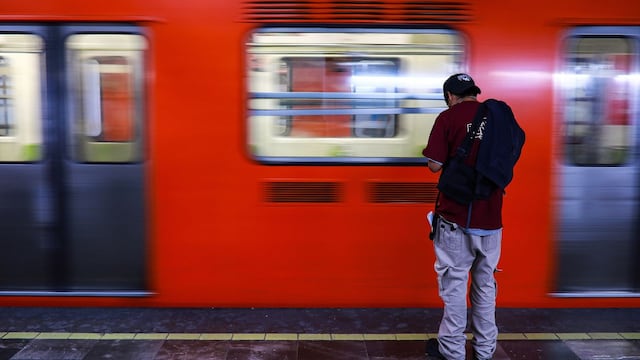 Estudiante se arroja al tren del Metro en Bellas Artes y la rescatan con vida