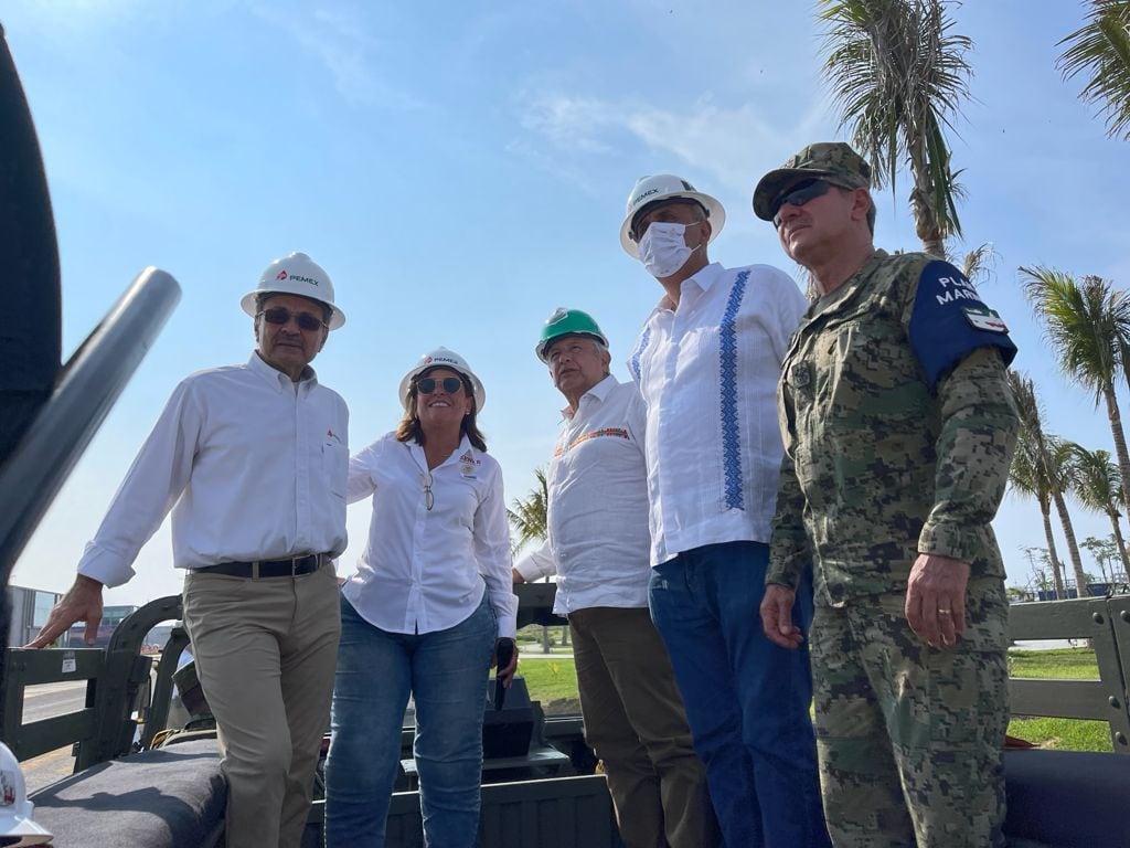 Funcionarios acompañan a AMLO a refinería de Dos Bocas