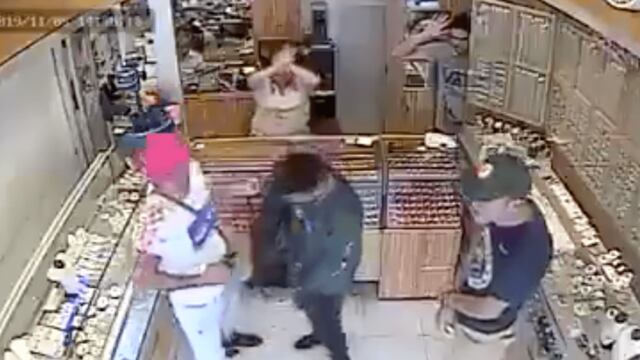 Los ladrones ignoraron las alarmas y continuaron el robo.