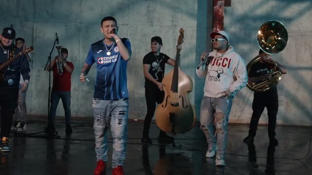 Narcocorrido con camiseta de Cruz Azul