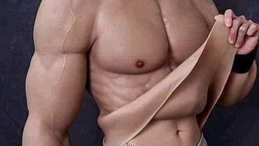 El traje de músculos hiperrealista que arrasa en Internet