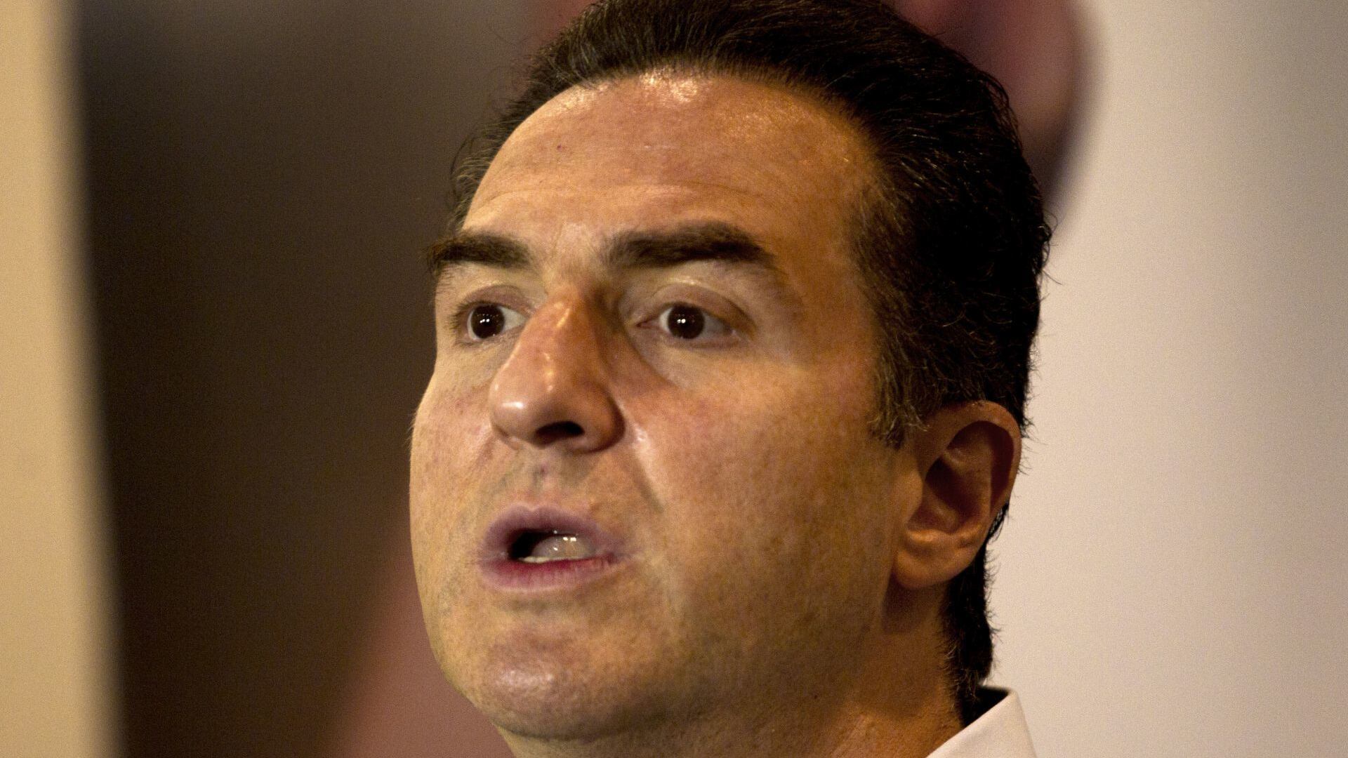 Adrián de la Garza violó la ley entregando tarjetas durante campaña para gubernatura de Nuevo León