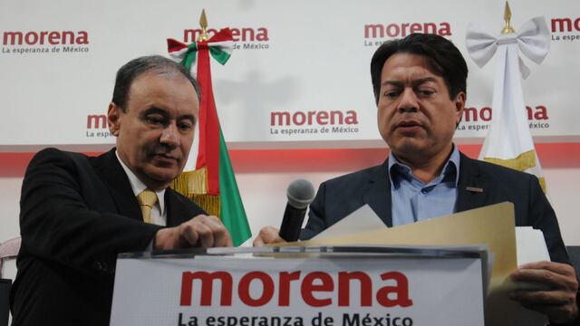 Alfonso Durazo, presidente del Consejo Nacional de Morena y Mario Delgado, dirigente del partido, revisan documentos durante la conferencia
