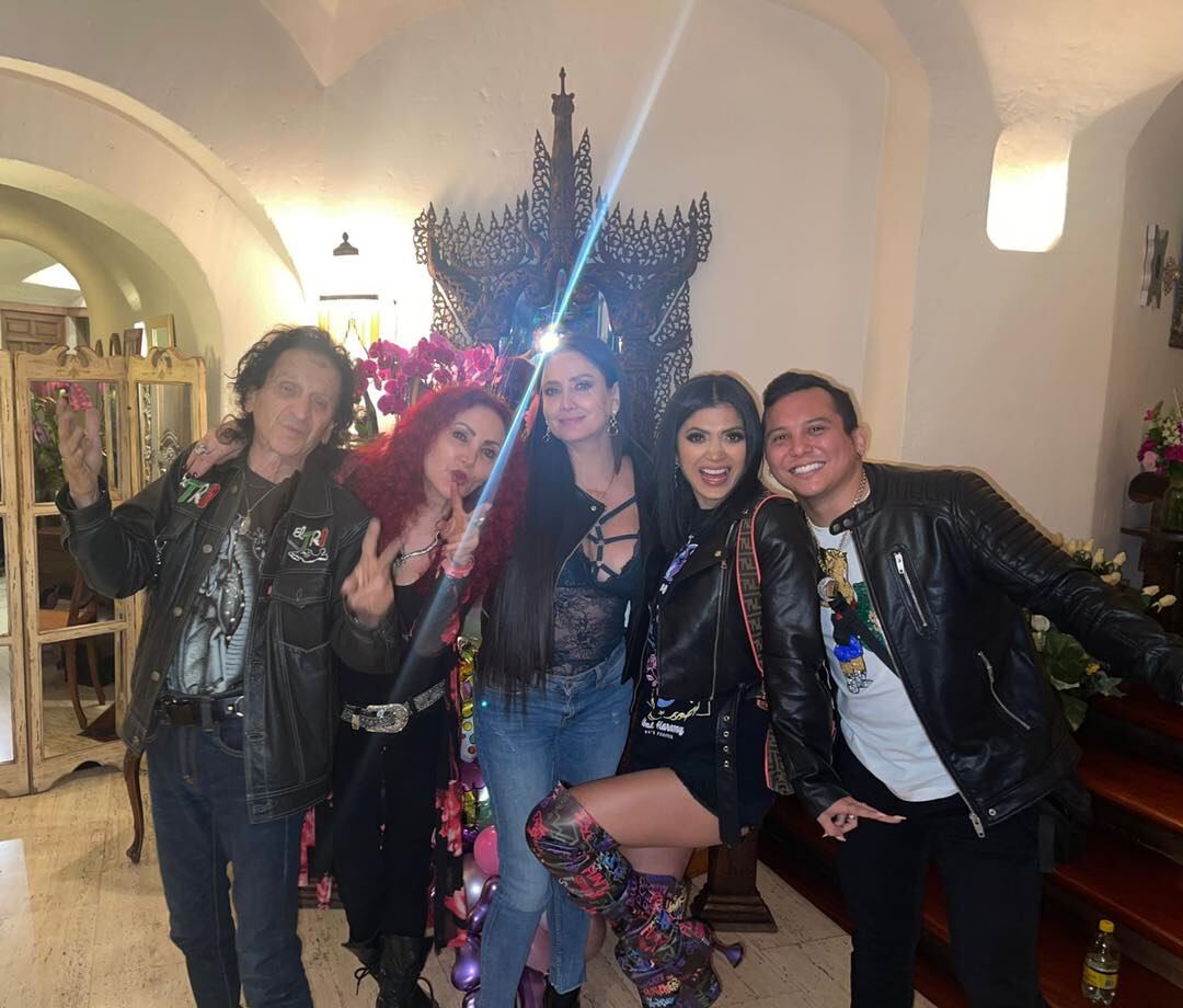 Alex Lora, Chela Lora, Celia Lora, Kimberly Flores y Edwin Luna