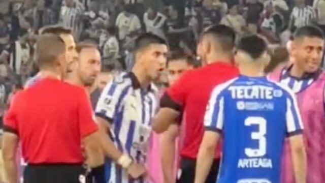Maxi Meza en pelea con el árbitro