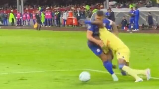 Codazo de Julián Quiñones a Juan Escobar