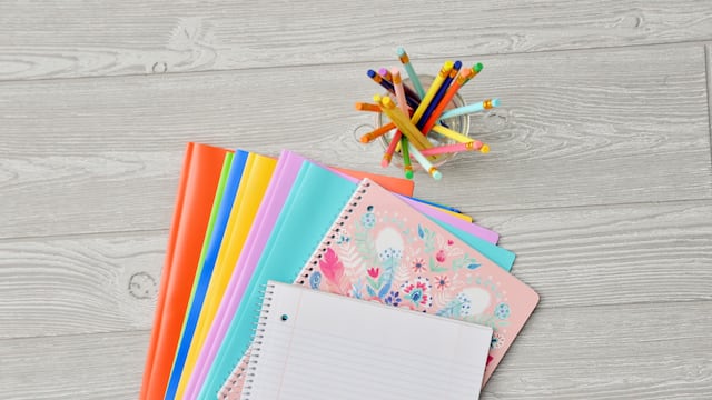 ¿Cómo forrar cuadernos de espiral con plástico? Paso a paso fácil para el regreso a clases