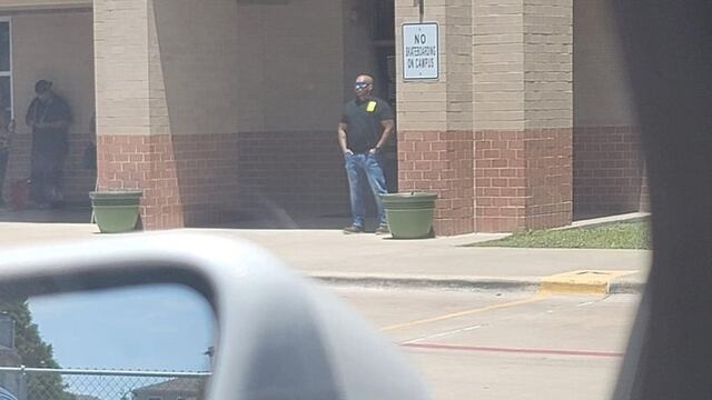 Papá vigila primaria Saegert tras tiroteo