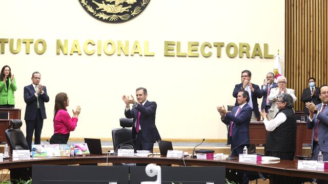 Lorenzo Córdova se despide entre aplausos tras 11 años en el INE