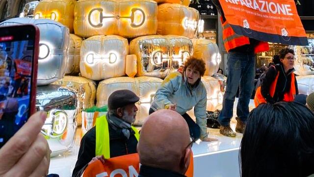 Lanzan pintura naranja a árbol de Navidad de Gucci